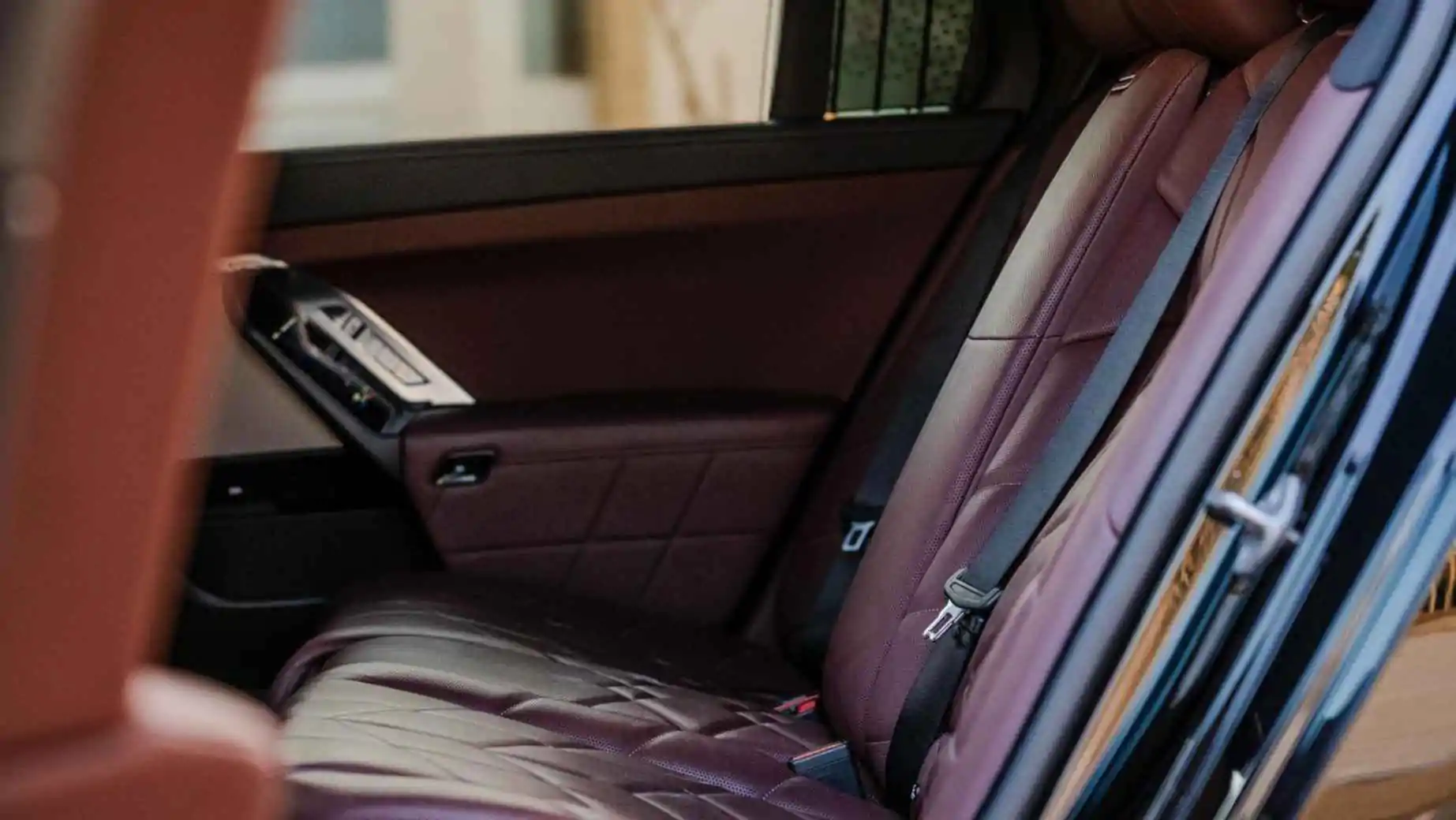 Rent BMW 735I in Dubai, Free Delivery, Without Deposit